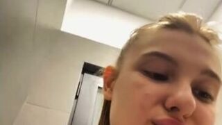 Hard masturbating in the gym - porn video