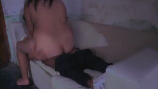 Viejos amigos se calientan con pelea de almohadas y coqueteos atrevidos - porn video